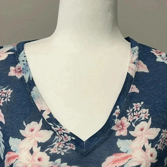 Lucky Brand Classic V Neck Floral Pattern T  Shirt - Picture 4 of 12